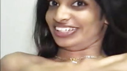 Amparo कार्यालय में सबसे अच्छा चूसने वालों में से एक है और हमारे लंच ब्रेक पर बाथरूम में हिंदी मूवी फुल सेक्सी मूवी मेरा मुर्गा चूसता है
