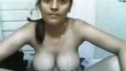 परिपक्व फूहड़ उसके सेक्सी मूवी वीडियो में सेक्सी बेटे को चोदता है