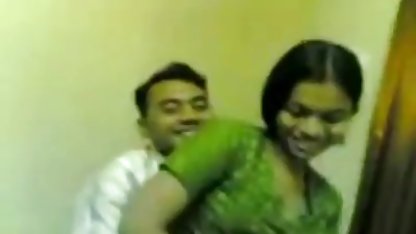 मुझे सौतेली माँ मुझे फर्श पर व्यायाम करते हुए देखती है और मेरे शरीर को देखने के बाद सींग मार भोजपुरी सेक्सी हिंदी मूवी लेती है