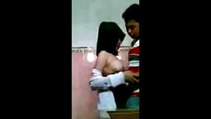 यह सेक्सी मूवी सनी देओल की बहुत अमीर लड़की अपने ड्राइवर का लाइसेंस प्राप्त करना चाहती है और अपने हाथ में सभी संसाधनों का उपयोग करती है