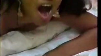 मेरी प्रेमिका की सेक्सी मूवी के लिए एक अच्छा पाउडर फेंकते हुए तंगी के साथ