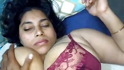 टैटू वाले मोटे लड़के ने बिना रुके सेक्सी मूवी हिंदी में सेक्सी मूवी अपने बिस्तर में आबनूस की चुदाई की