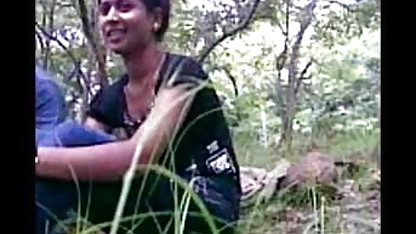 उसके स्कूल के गोदाम में बहुत ही फूहड़ता से हिंदी में सेक्सी मूवी वीडियो में चुदाई की