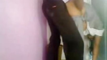 उसे उसकी पैंट में सहलाता है बॉलीवुड की सेक्सी मूवी और उसकी गांड को रगड़ता है