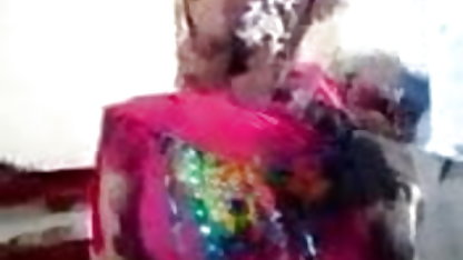 एक बार के वेट्रेस के साथ फुल सेक्सी मूवी हिंदी में एक तिकड़ी, छोटे दो ब्रिसल्स हैं