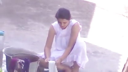 मुझे अपनी पत्नी की चूत को महसूस करना अच्छा लगता है जब वह सो रही होती है सेक्सी मूवी जाने वाली और गधे हमेशा उसे गीला करते हैं