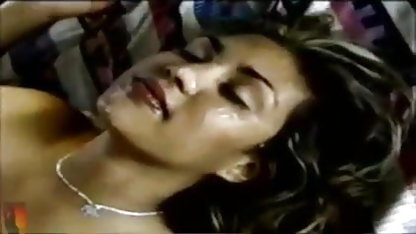 इस खूबसूरत परिपक्व श्यामला को सेक्स करने वाली मूवी मुर्गा मुर्गा दे रहा है