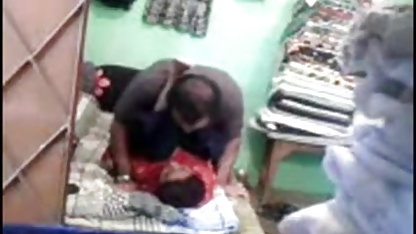 वह अपनी बेटियों के साथ अगले दरवाजे (अनाचार) पर मां के साथ बलात्कार करता है मल्लिका शेरावत सेक्स मूवी