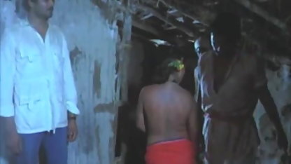 वह एक गुलाम बनना पसंद करती है और बिना दया मूवी सेक्सी पिक्चर वीडियो में के उसे कमबख्त करके अपमानित करती है