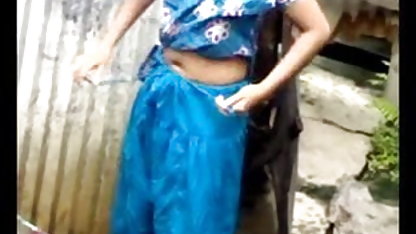 हाई स्कूल के दोस्त चुंबन लेते हैं और शांत होते हैं क्योंकि वे अपनी जीभ नृत्य करते हिंदी फुल सेक्सी मूवी हैं