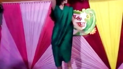 फूहड़ nympho सेक्सी मूवी वीडियो फिल्म उसके साथ बकवास करने के लिए एक क्रिसमस योगिनी का अपहरण कर लेता है