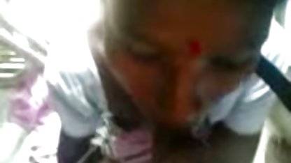 कबूतर जंगल की मूवी सेक्सी के साथ किशोर मुझे एक भयानक हैंडजोब बनाता है