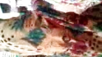 ग्राहकों को उत्पाद खरीदते समय एक इंग्लिश सेक्स मूवी सेक्स दुकान में डिक चूसने