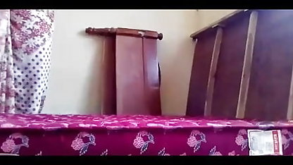 मेरी माँ मुझे सिखाती है कि मेरे प्रेमी का लंड कैसे खाए जब वह हमें अपने मूवी सेक्सी कमरे में चोदता है