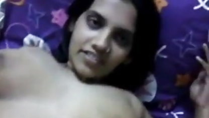 जब वह मुखमैथुन करता है तब एक कॉकरोच का सामना ज्यूलज वेंचुरा के सेक्सी मूवी फिल्म पास होता है