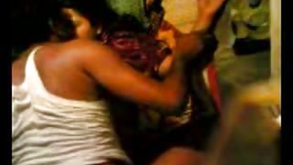 वह अपनी सेक्सी वीडियो फुल फिल्म प्रेमिका के साथ चुदाई करता है जबकि पिता उनके ठीक बगल में है